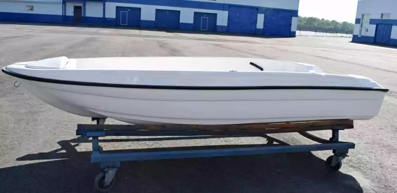 Стеклопластиковая лодка Пингвин (тримаран) в Черкесске