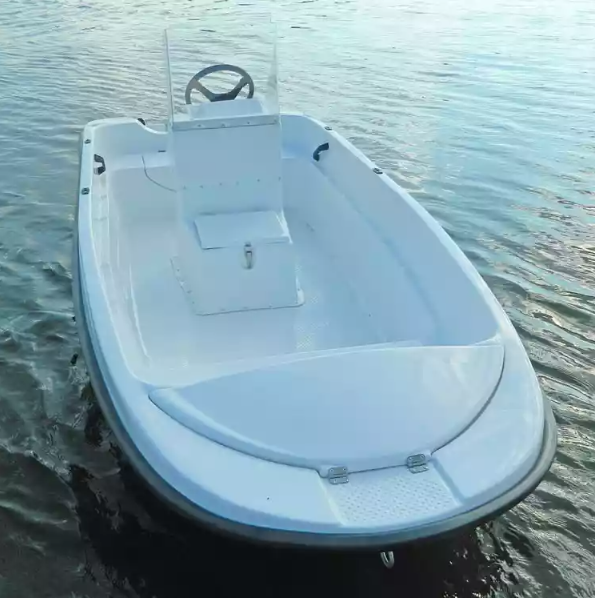 Стеклопластиковая лодка Пингвин с консолью (тримаран) в Черкесске