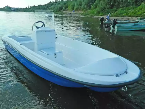 Стеклопластиковая лодка Пингвин с консолью (тримаран) в Черкесске