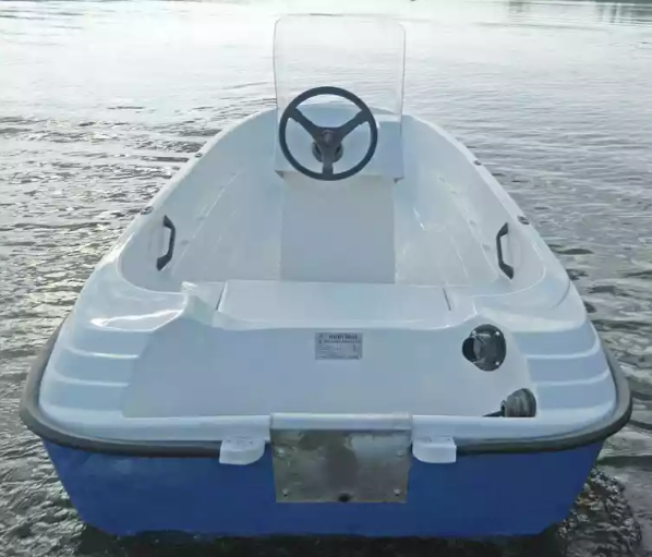 Стеклопластиковая лодка Пингвин с консолью (тримаран) в Черкесске