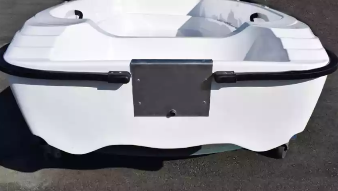 Стеклопластиковая лодка Пингвин (тримаран) в Черкесске