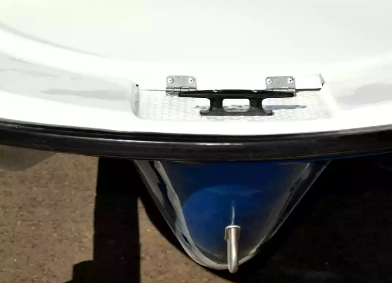 Стеклопластиковая лодка Пингвин с консолью (тримаран) в Черкесске