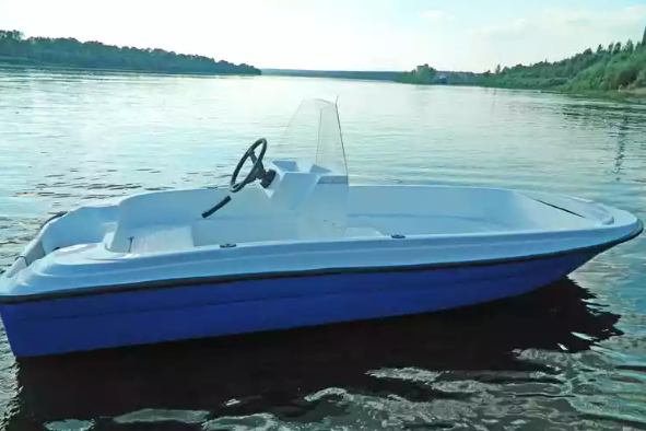 Стеклопластиковая лодка Пингвин с консолью (тримаран) в Черкесске