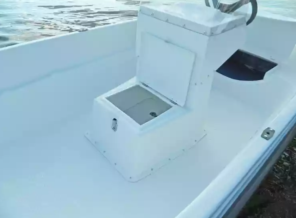 Стеклопластиковая лодка Пингвин с консолью (тримаран) в Черкесске