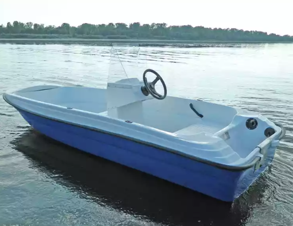 Стеклопластиковая лодка Пингвин с консолью (тримаран) в Черкесске