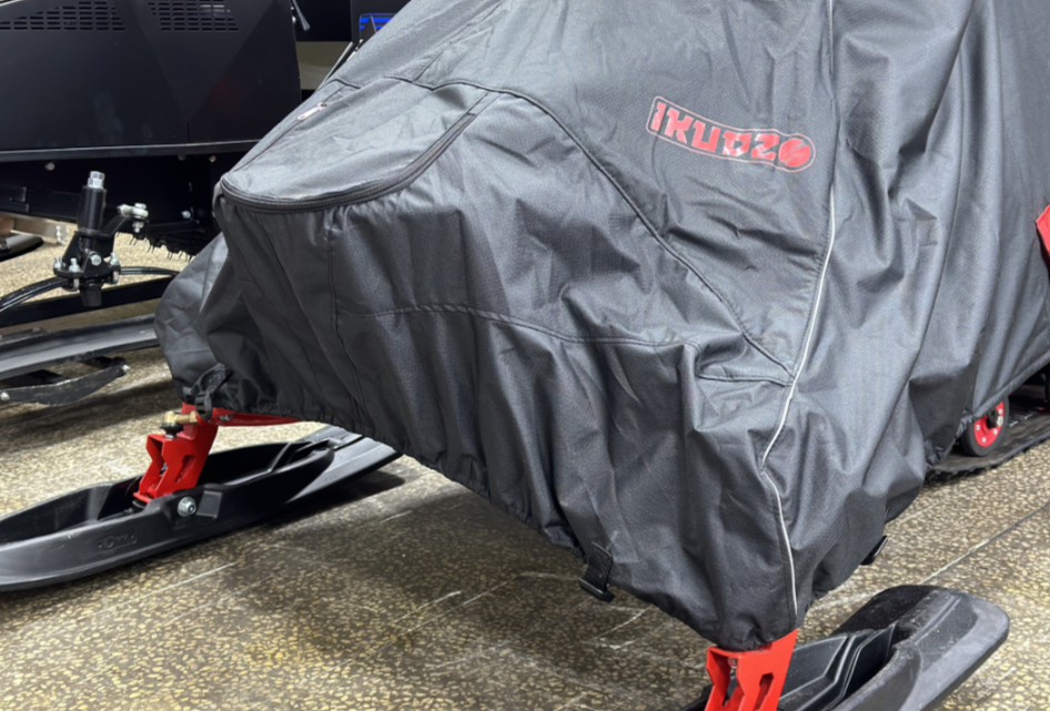 Чехол транспорт. снегохода IKUDZO HUNTER черно-красный Оксфорд ПРЕМИУМ качества с лого IKUDZO в Черкесске