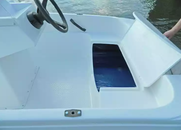 Стеклопластиковая лодка Пингвин с консолью (тримаран) в Черкесске