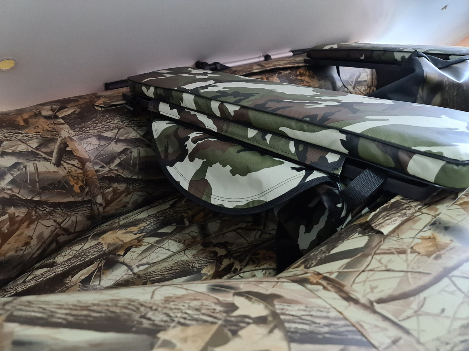 КОМПЛЕКТ МЯГКИХ НАКЛАДОК С СУМКОЙ ДЛЯ ЛОДОК 80Х20 КАМУФЛЯЖ в Черкесске